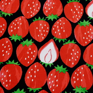 【即決】幅110cm×２ｍ◇布 生地 かわいい大きなイチゴ ストロベリー いちご 苺柄 綿 コットン オックス 黒 ブラック