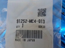 純正屋！D229●〇1点のみ純正部品新品未使用　ホンダ（5）CB1300SF　ホイール　オイルシール　91252-MC4-013　5-4/27（ま）_画像3