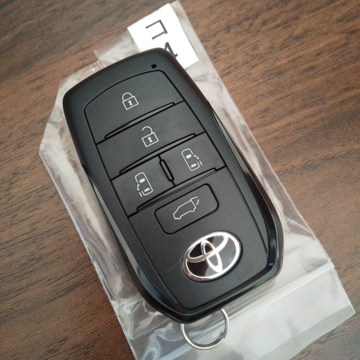 白 フリル付 未使用☆トヨタ新型ヴォクシー90・ノア キーレススマート