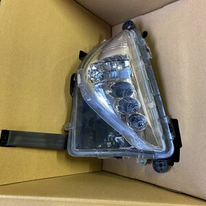 プリウス ZVW50 左フォグランプ　フォグライト LED KOITO 81220-47030