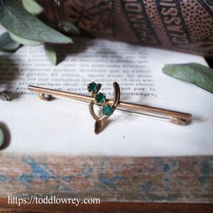 【金と緑に願いを込める】アンティーク イギリス ブローチ 金張り ウィッシュボーン◆Antique Rolled Gold Wishbone & Green Paste Brooch