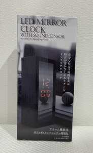 【サウンドセンサー付き LED ミラー クロック 白・縦型】LED MIRROR CLOCK アラーム機能・サウンド&タッチセンサー 時計 未使用 LF
