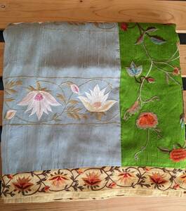 シルクの刺繍布　インドの布　花刺繍　ミラーワーク　タペストリー　ベッドカバー　インテリア　150㌢×150㌢