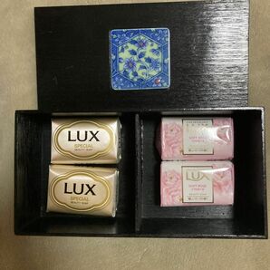 木箱　蓋に陶製の絵柄　小物入れ　＋LUX石鹸4個