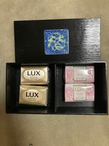 木箱　蓋に陶製の絵柄　小物入れ　＋LUX石鹸4個