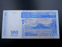 未使用 旧紙幣 アフリカ マダガスカル 2004年～ 100アリアリ タビビトノキ 自然保護区の岩山 シュガーローフ島 砂糖の塊_画像2
