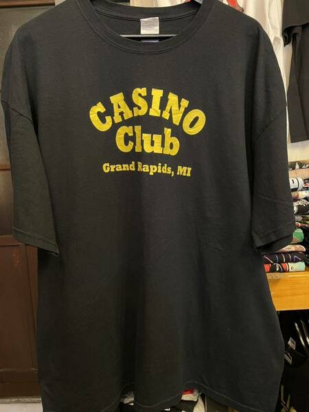 ★USA古着　黄色　英字プリント　CASINO Tシャツ 黒　BLACK GILDAN 2XL 大きいサイズ