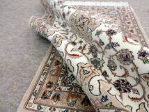 ペルシャ絨毯 カーペット ウール＆シルク 手織り高級 ペルシャ絨毯の本場 イラン イスファハン産 玄関マットサイズ 107cm×74cm 本物保証_画像6