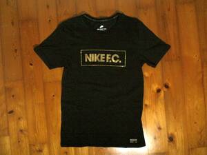 ☆色落ち有☆ナイキ☆THE NIKE TEE☆NIKE F.C.☆ゴールドロゴプリント　半袖Tシャツ S 黒 ブラック サッカー 足玉 FOOTBALL