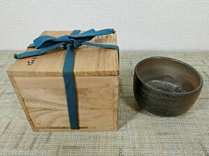 美品 有名な陶芸作家の作品？ 抹茶椀 茶碗 和食器 陶磁器 茶道具 窯印 共箱有り (80)YS012