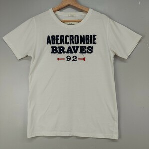 2304029 Abercrombie&Fitchアバクロンビー&フィッチ ビッグロゴアップリケ刺繍ダメージラウンドネックTシャツ S 白系 文字紺の画像2