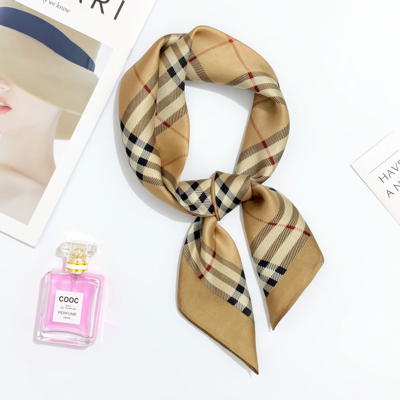 絶妙 新品グッチGUCCIシルク混GG柄正方形ストール(スカーフ)グレー