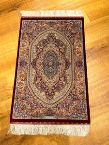 ペルシャ絨毯・最高級ハンド&マシン織り・ 世界最高密度150万ノット ・豪奢なクムデザイン 60cm×90cm ge17
