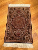 ペルシャ絨毯・最高級ハンド&マシン織り・ 世界最高密度150万ノット ・豪奢なクムデザイン 60cm×90cm ge18_画像1