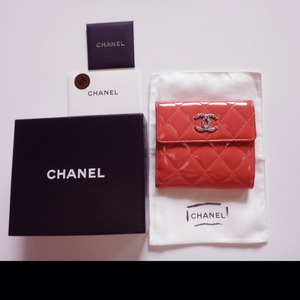 CHANEL シャネル コイン入れ ミニ 財布 ココマーク コンパクト エナメル サーモンピンク レディース メンズ シルバー 中古 c-002