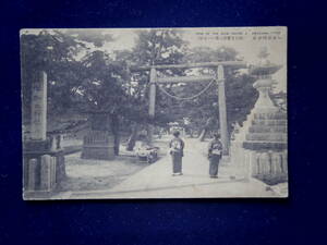 和歌山　加太淡島神社　参拝の女性　鳥居