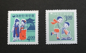 世界の人物切手 韓国　クリスマス1965年シリーズ２種　Children and South Gate・ Children with sled 1965-12-11発行 