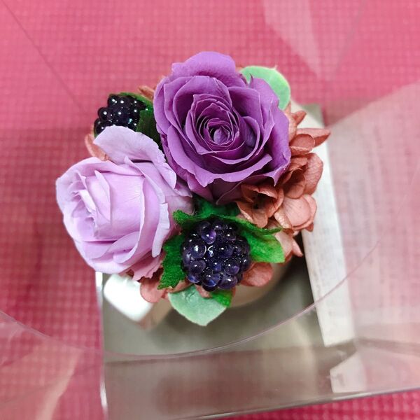新品人気花店SATOHHANAMISEプリザーブドフラワーアレンジメント薔薇ローズ白陶器花瓶 紫パープル系 夏のオーナメント
