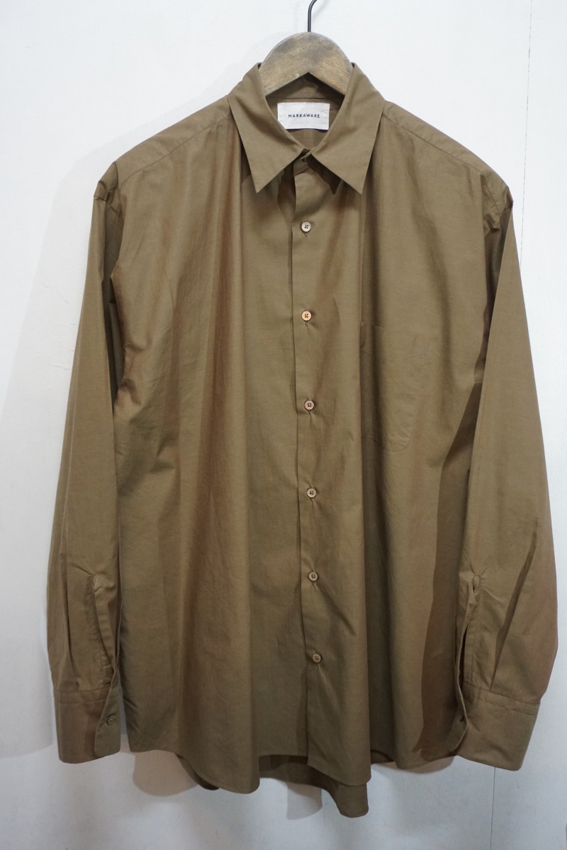 ビタミンカラーのハーモニー 【MARKAWARE】 23SS バンドカラー シャツ