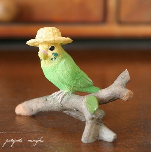 帽子をかぶるセキセイインコ ダイカイ オブジェ 麦わら帽子 セキセイインコ 置物 鳥 小鳥 インコ 雑貨