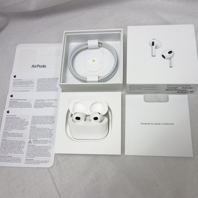 オーディオ機器 イヤフォン Apple AirPods 第3世代 Lightning充電ケース付き MPNY3J/A 