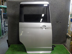 【送料込】 デリカ D2 DBA-MB15S 右リアドア MQ501357 シルバー Z2S [ZNo:05001827] 74538