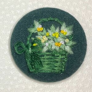 刺繍ブローチ　グリーン系花かごリボン　ハンドメイド　くるみボタン