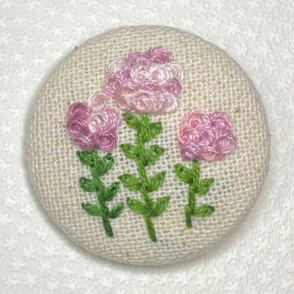 刺繍ブローチ　ピンク色系濃淡ふわふわお花　ハンドメイド