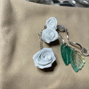  white rose . leaf . Heart. strap 