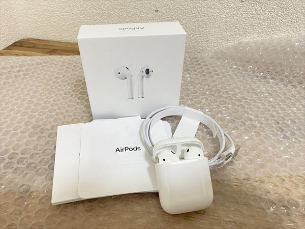 オーディオ機器 ヘッドフォン Apple AirPods with Charging Case 第2世代 MV7N2J/A オークション比較 
