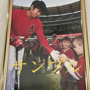 大谷翔平　A4写真　他にも多数出品していますので是非ご覧下さい！　子供達にサインする微笑ましい大谷選手　フレームカラーゴールド