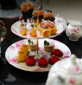美品 Aynsley エインズレイ　イギリス　洋食器　２段　デザートプレート　スイーツ　お皿　バラ　薔薇　花柄　お祝い　プレゼント