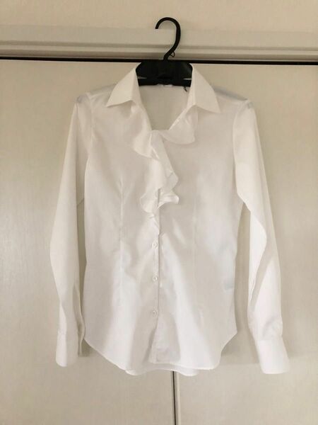 美品！スーツカンパニー　白　フリルシャツ　入学式　卒業式　ビジネス 長袖 白シャツ ブラウス