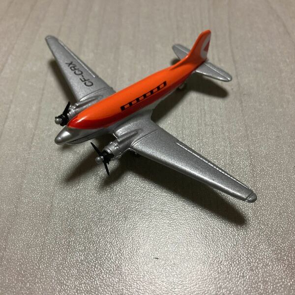 送料無料 Zee Toys DYNA FLITES ダイナフライツ　ダグラス　C-47 スカイトレイン　飛行機　オレンジ　ルース　中国製　トミカサイズ