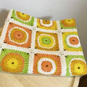 レトロなカギ編みモチーフ柄★綿シーチング布はぎれ50ｃ生地オレンジ黄きみどり大