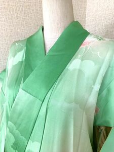 アンティーク　レトロ　女児　小紋の着物　袷　正絹/紋綸子　鮮やかな緑色の雲の地紋様に桃色や空色の花　リメイクやコスプレに　身丈144cm