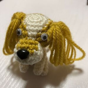 25★ハンドメイド あみぐるみ おすわりキャバリアのストラップ