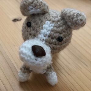 22★ハンドメイド あみぐるみ 立ってるコ-ギ-のストラップ