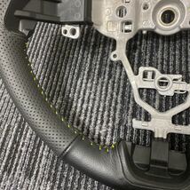 新車外し スズキ JB64 ジムニー ジムニーシエラ 純正 ステアリング 新品 パンチング レザーステアリング カバー付き イエローステッチ_画像5