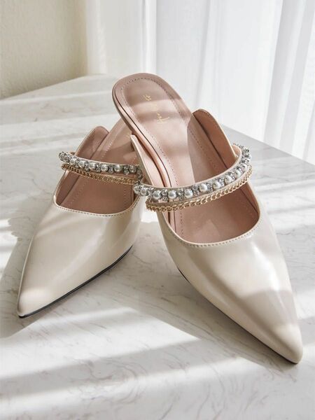 新品　Medallion Slingback Pumps