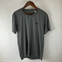 adidas アディダス メンズ 半袖Tシャツ トップス 半袖 トレーニングウェア Mサイズ ポリエステル製 グレー スポーツTシャツ スポーツ_画像1