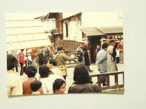 7-102★あゝ野麦峠　新緑篇(映画)関係(撮影現場)写真★ 三原順子 中井貴恵 岡田奈々 石田えり他　監督 山本薩夫 12cm×8.3cm 四角ピン穴有