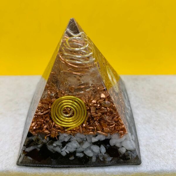 ORGONITE オルゴナイト　オニキス＋ムーンストーン　お守り！癒し！仕事運！Mサイズ（浄化済み）