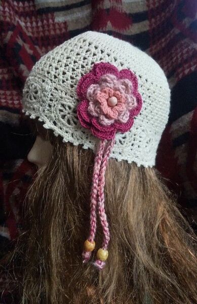 お花モチーフつき鉤針編み帽子ハンドメイド