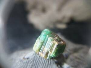 コロンビア　宝石質　エメラルド　緑柱石　柱状結晶あります　定型外発送