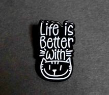 ■新品■『萌猫英語落書きアート』■ 『Life is Better With ＝ねこ＝』 ■萌猫＾＾ねこ好き■ピンバッジ バッチ■おしゃれ ファッション_画像1