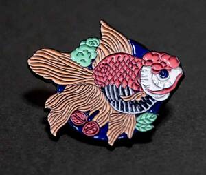  ■『彩色芸術金魚』■新品 カラフルな魚 アート　フィッシュ ■ピンバッジ バッチ■おしゃれ ファッション