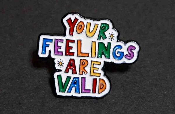 『彩色YFAV』■新品■『もっともだ』カラフル　英語『YOUR*FEELINGS*ARE VALID』■ピンバッジ バッチ ■おしゃれ ファッション