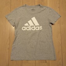 USA古着卸 Mサイズ adidas AMPLIFIER TEE アディダス ロゴ プリント Tシャツ_画像1