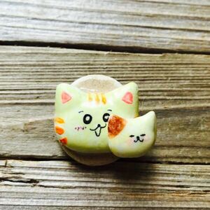 【ハンドメイド　猫ブローチ】猫の親子のブローチ　黄色の猫
